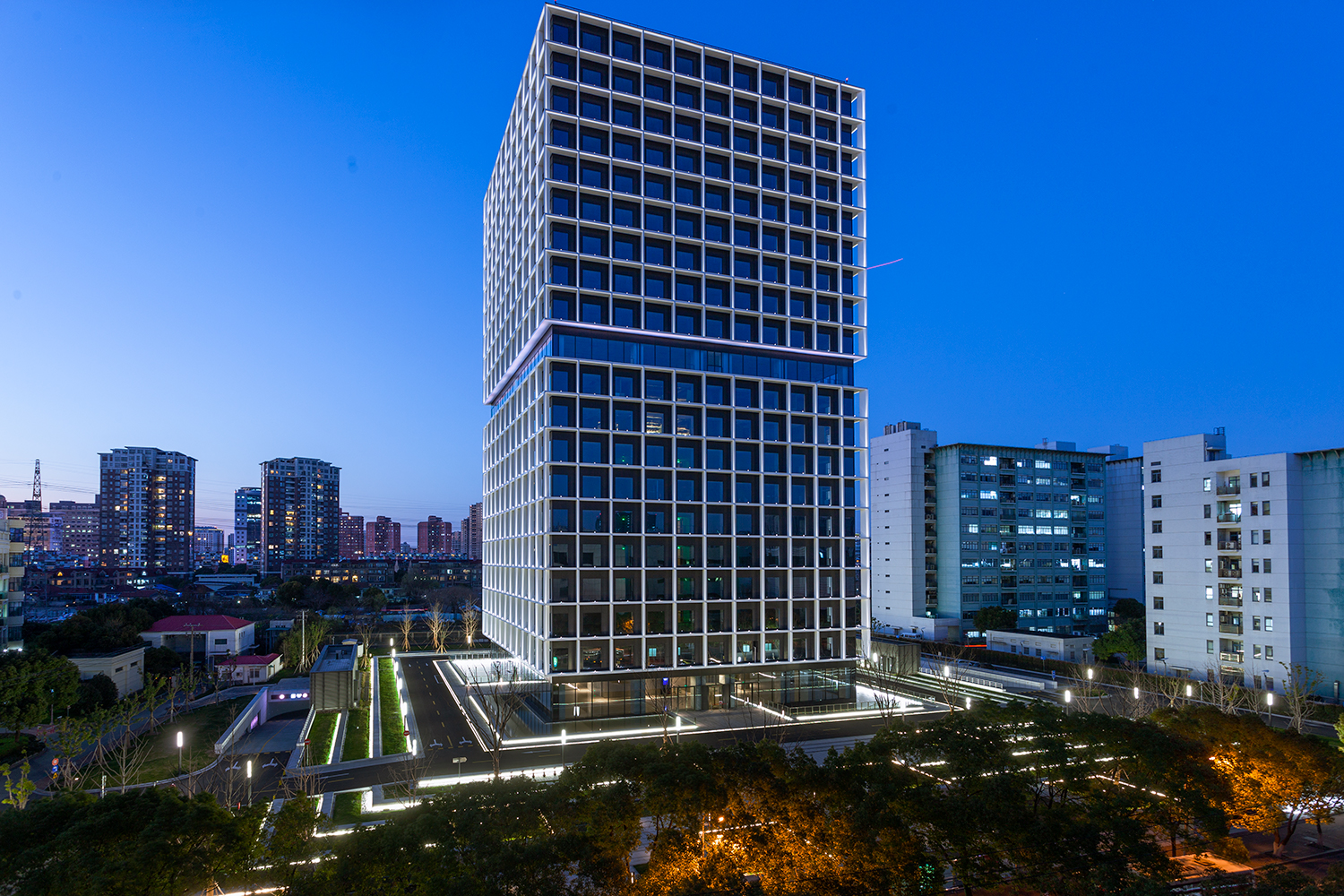 世界第一大的阻尼器是如何安装在上海中心大厦的万物皆可组装-湖州盟泰智能科技有限公司